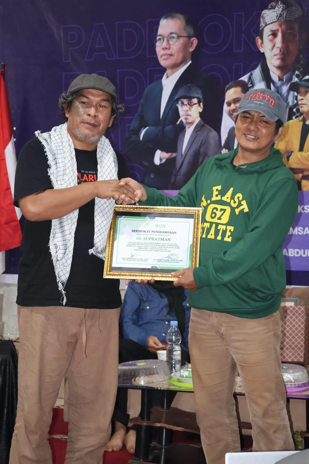 Direktur Al Hikmah Institute Makassar, Juliadi Solong (kiri), menyerahkan sertifikat penghargaan kepada Supratman, Pemimpin Redaksi Unhas TV, usai diskusi Padepokan Aufklärung VI di Makassar, Sabtu (10/1/2026).
